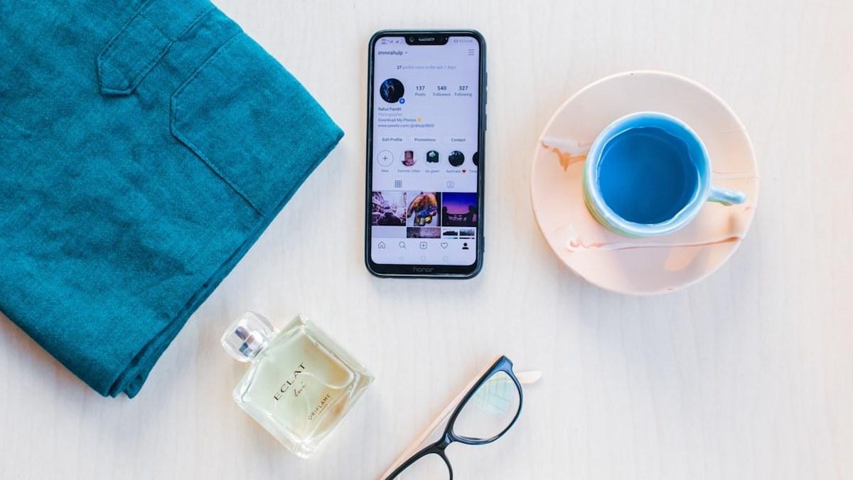 smartphone social media feed flat lay（Photo by Rahul Pandit on Unsplash）