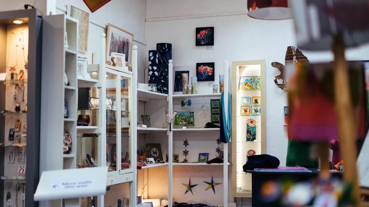 small business shop interior products display（Photo by Phil Hearing on Unsplash）