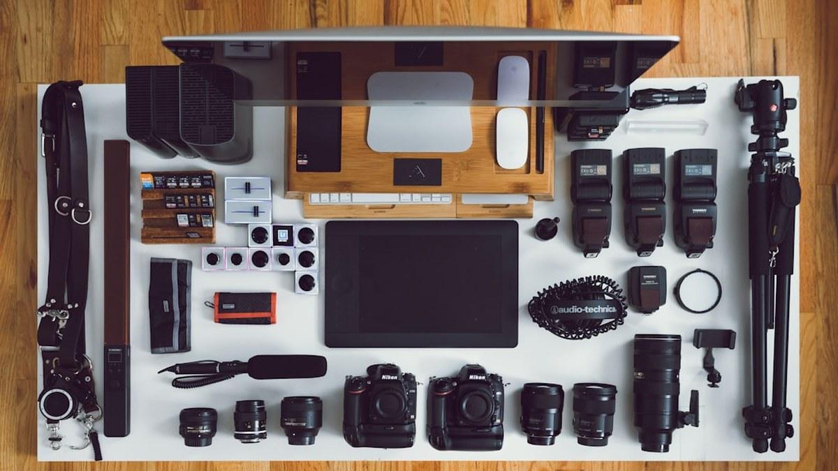 smartphone camera tripod setup flat lay（Photo by Alexander Michl on Unsplash）