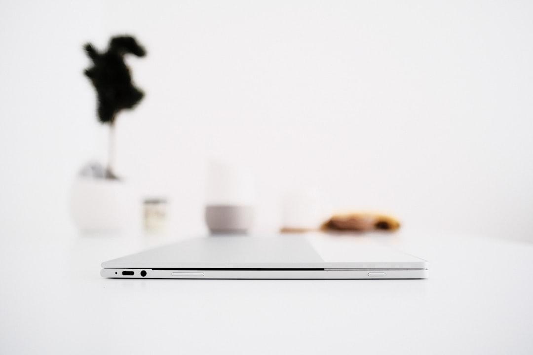 媒体選びの基準を考えるイメージ（Photo by Ihor Dvoretskyi on Unsplash）